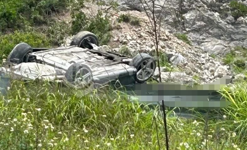 Auto compacto se sale de la carretera y vuelca – News Hidalgo